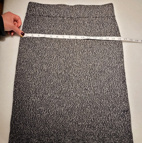 NWOT Club Monaco knitted skirt, size M, grey - Picture 5 of 7